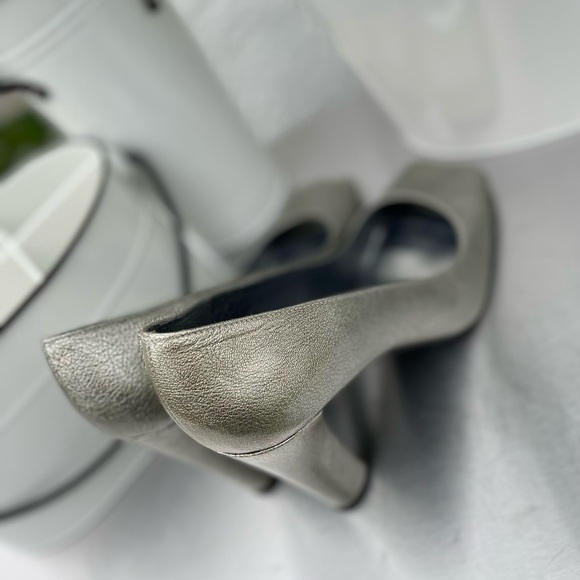 NEW ⭐️ Stuart Weitzman Patent Leather Square Shaped Peep Toe Pumps - Picture 3 of 8